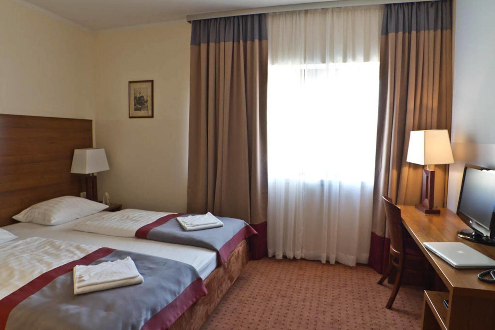 Ivbergs Hotel Messe Nord Берлин Экстерьер фото